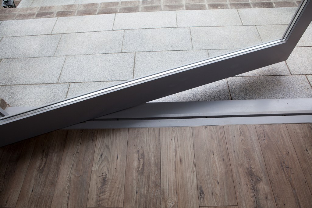 Pivot door pivoting on a concealed hinge