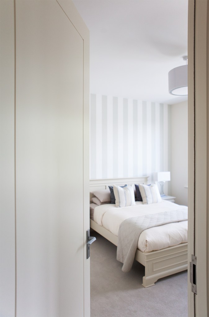 internal door - white bed - Beech | White | Satin Chrome Hardware | 54mm Thick | Architrave and Liners