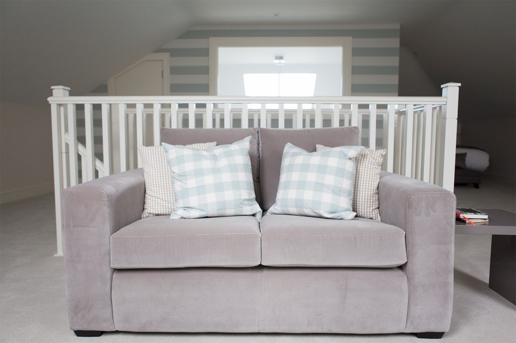 Landing return spindles - couch - white baluster