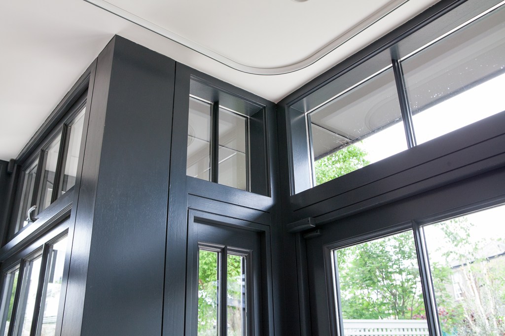 Fanlight windows with black frame, casing and grille - white ceiling