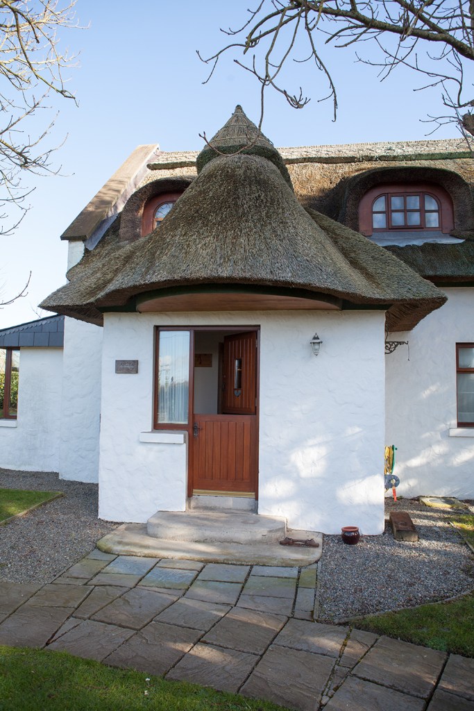 Dutch style cottage - thatched roof - white house - sidelite window - stable door - pathway