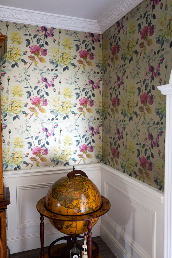 Flower wallpaper - half white wall - decor of a world globe