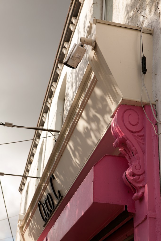 Coco C - pink wood frame - carved wood - white frame