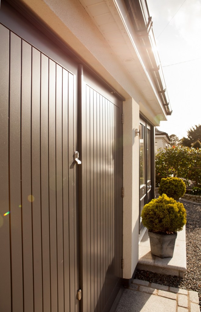 Garage doors - Black garage door - Double garage door - Side view of house - Sunlight
