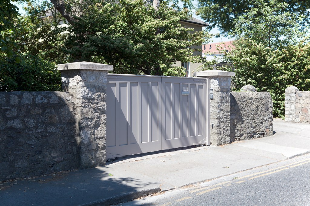 Stone wall with neutral double gate - tree's - street view