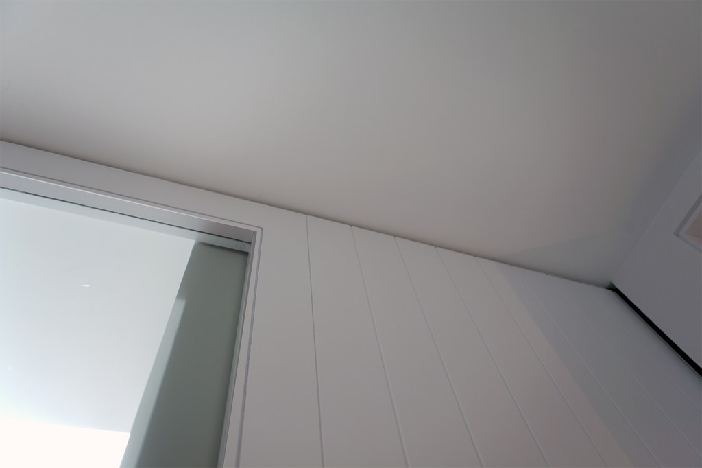 Transom sliding door - ceiling - white ceiling - white door frame - sliding gap