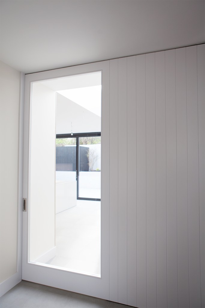 flush door - white door frame - window door - glass door - white wood wall - white ceiling