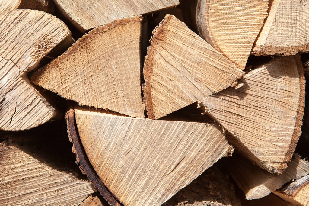 Chopped wood - clean wood product - wood chunks
